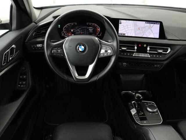 BMW 1-SERIE 118i Business Edition+ | Sport Line | Leder | Stoelverwarming | Carplay | Camera | Live Cockpit | Sportstoelen | Full LED | Navigatie | Climate control