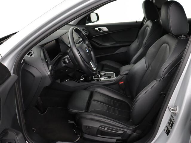 BMW 1-SERIE 118i Business Edition+ | Sport Line | Leder | Stoelverwarming | Carplay | Camera | Live Cockpit | Sportstoelen | Full LED | Navigatie | Climate control
