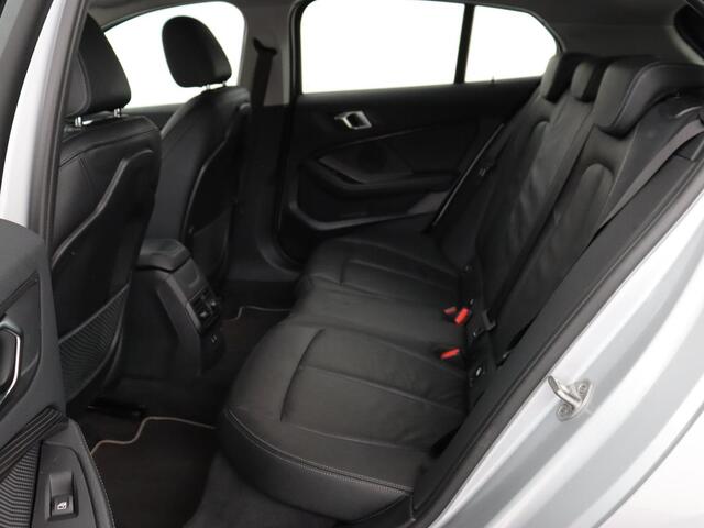 BMW 1-SERIE 118i Business Edition+ | Sport Line | Leder | Stoelverwarming | Carplay | Camera | Live Cockpit | Sportstoelen | Full LED | Navigatie | Climate control