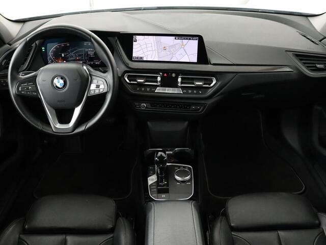 BMW 1-SERIE 118i Business Edition+ | Sport Line | Leder | Stoelverwarming | Carplay | Camera | Live Cockpit | Sportstoelen | Full LED | Navigatie | Climate control