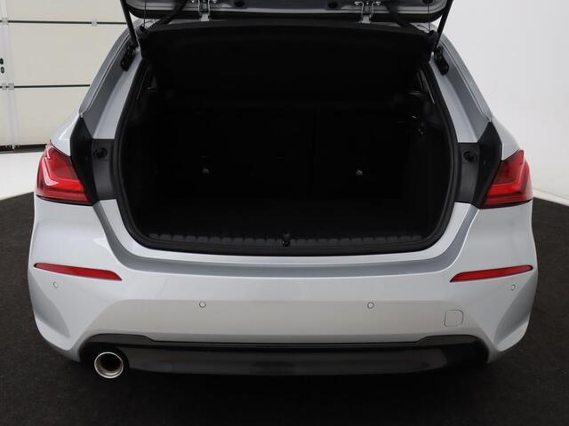 BMW 1-SERIE 118i Business Edition+ | Sport Line | Leder | Stoelverwarming | Carplay | Camera | Live Cockpit | Sportstoelen | Full LED | Navigatie | Climate control