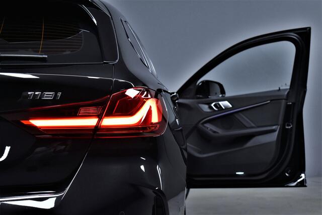 BMW 1-SERIE 118i 141pk Automaat M-Sport Org.NL Schaalstoelen/Virtual/Carplay/Camera/Leer/Stoelverw./Pdc