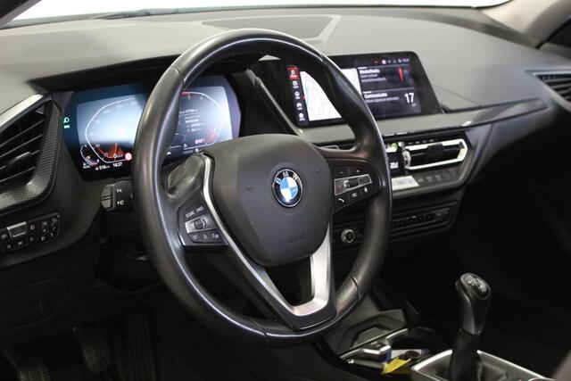 BMW 1-SERIE 116d Executive Edition | ALPINE WHITE | 16'LMV | NAVIGATIE | PDC-V/A | CAMERA | CARPLAY | LED | CLIMA |
