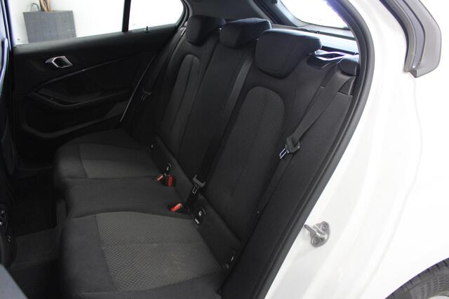 BMW 1-SERIE 116d Executive Edition | ALPINE WHITE | 16'LMV | NAVIGATIE | PDC-V/A | CAMERA | CARPLAY | LED | CLIMA |