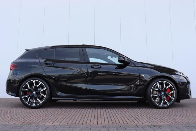 BMW 1-SERIE 5-deurs 120i M Sportpakket Pro/ Stuurwielverwarming/ Afneembare Trekhaak/ Comfort Access/ Achteruitrijcamera/ panoramadak/ Harman-Kardon/ Stoelverwarming