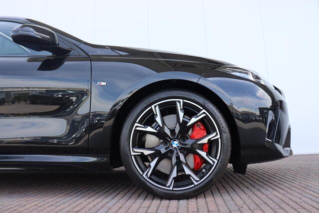 BMW 1-SERIE 5-deurs 120i M Sportpakket Pro/ Stuurwielverwarming/ Afneembare Trekhaak/ Comfort Access/ Achteruitrijcamera/ panoramadak/ Harman-Kardon/ Stoelverwarming