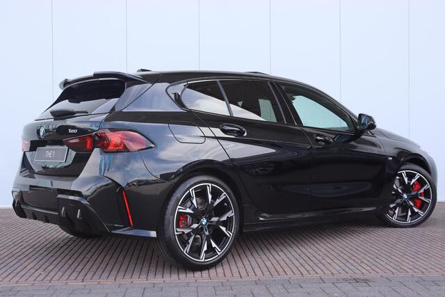 BMW 1-SERIE 5-deurs 120i M Sportpakket Pro/ Stuurwielverwarming/ Afneembare Trekhaak/ Comfort Access/ Achteruitrijcamera/ panoramadak/ Harman-Kardon/ Stoelverwarming