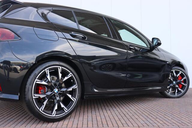 BMW 1-SERIE 5-deurs 120i M Sportpakket Pro/ Stuurwielverwarming/ Afneembare Trekhaak/ Comfort Access/ Achteruitrijcamera/ panoramadak/ Harman-Kardon/ Stoelverwarming