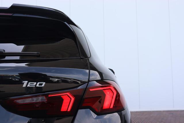 BMW 1-SERIE 5-deurs 120i M Sportpakket Pro/ Stuurwielverwarming/ Afneembare Trekhaak/ Comfort Access/ Achteruitrijcamera/ panoramadak/ Harman-Kardon/ Stoelverwarming