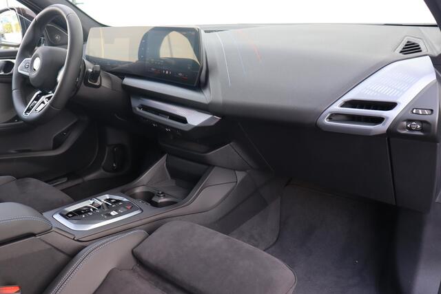 BMW 1-SERIE 5-deurs 120i M Sportpakket Pro/ Stuurwielverwarming/ Afneembare Trekhaak/ Comfort Access/ Achteruitrijcamera/ panoramadak/ Harman-Kardon/ Stoelverwarming