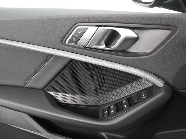 BMW 1-SERIE 118i Automaat Sportline Business Edition Climate control Navigatie Cruise control LED Parkeersensor achter Apple Carplay/ Android Auto