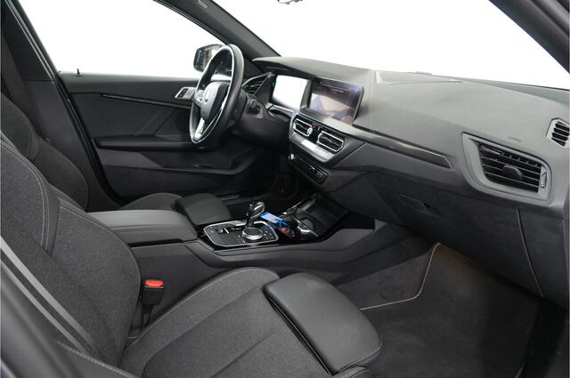 BMW 1-SERIE 118i Executive Edition | Virtual Cockpit | LED | Camera | Parkeer ass. |