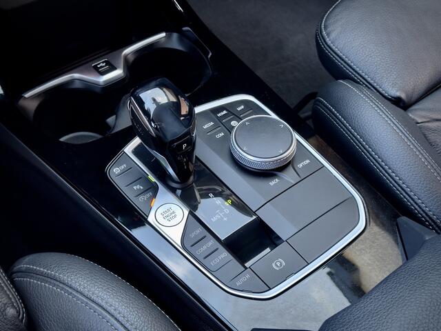 BMW 1-SERIE 118i AUT7 HIGH EXEC M-SPORT LEDER NAVI CAMERA DIGI-DASH APPLE-CARPLAY LED LMV PDC