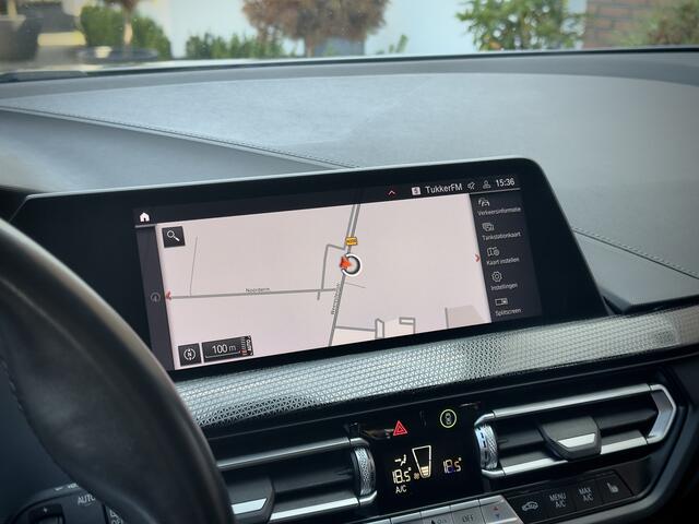 BMW 1-SERIE 118i AUT7 HIGH EXEC M-SPORT LEDER NAVI CAMERA DIGI-DASH APPLE-CARPLAY LED LMV PDC