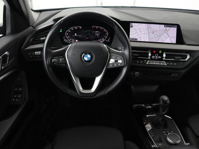 BMW 1-SERIE 118i Executive Edition | Sport Line | Carplay | Sportstoelen | Half leder | Live Cockpit | Climate control | Parkeerhulp | Cruise control | 'Storm Bay' Metallic