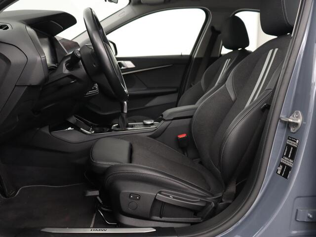 BMW 1-SERIE 118i Executive Edition | Sport Line | Carplay | Sportstoelen | Half leder | Live Cockpit | Climate control | Parkeerhulp | Cruise control | 'Storm Bay' Metallic