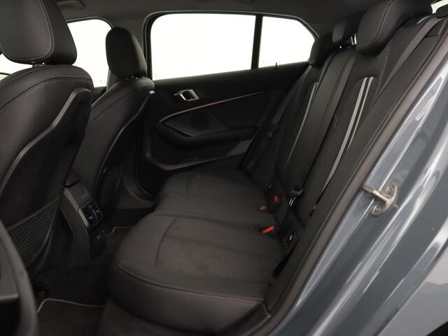 BMW 1-SERIE 118i Executive Edition | Sport Line | Carplay | Sportstoelen | Half leder | Live Cockpit | Climate control | Parkeerhulp | Cruise control | 'Storm Bay' Metallic