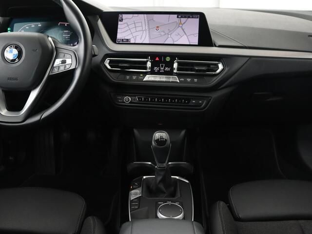 BMW 1-SERIE 118i Executive Edition | Sport Line | Carplay | Sportstoelen | Half leder | Live Cockpit | Climate control | Parkeerhulp | Cruise control | 'Storm Bay' Metallic
