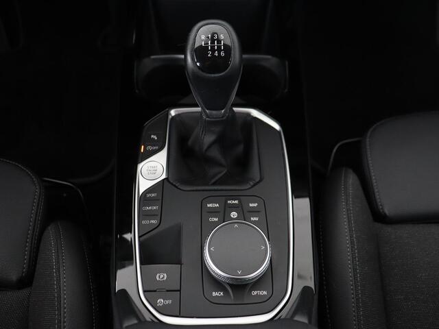 BMW 1-SERIE 118i Executive Edition | Sport Line | Carplay | Sportstoelen | Half leder | Live Cockpit | Climate control | Parkeerhulp | Cruise control | 'Storm Bay' Metallic