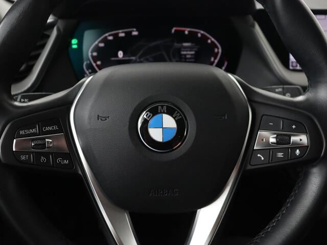 BMW 1-SERIE 118i Executive Edition | Sport Line | Carplay | Sportstoelen | Half leder | Live Cockpit | Climate control | Parkeerhulp | Cruise control | 'Storm Bay' Metallic
