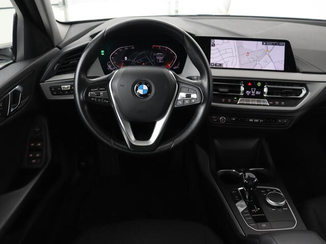 BMW 1-SERIE 118i Executive Edition | Carplay | Live Cockpit | Navigatie | Full LED | Climate control | Parkeerhulp | Cruise control
