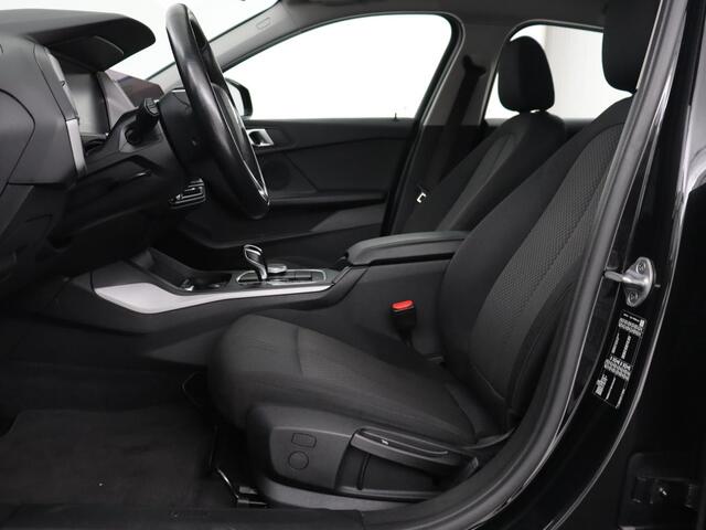 BMW 1-SERIE 118i Executive Edition | Carplay | Live Cockpit | Navigatie | Full LED | Climate control | Parkeerhulp | Cruise control