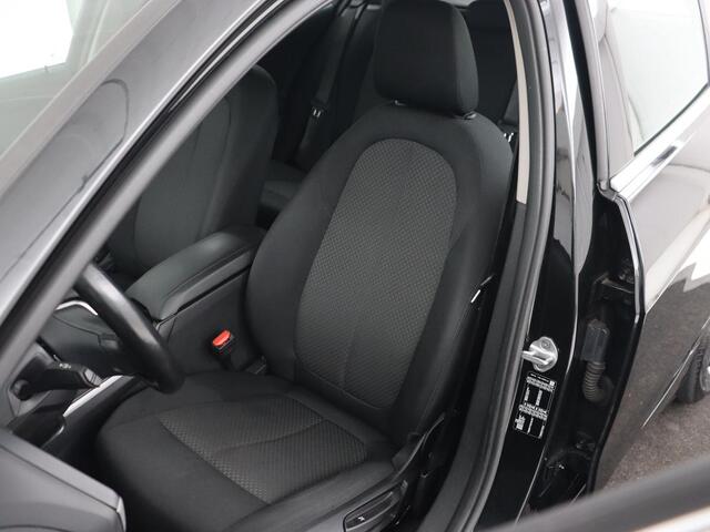 BMW 1-SERIE 118i Executive Edition | Carplay | Live Cockpit | Navigatie | Full LED | Climate control | Parkeerhulp | Cruise control