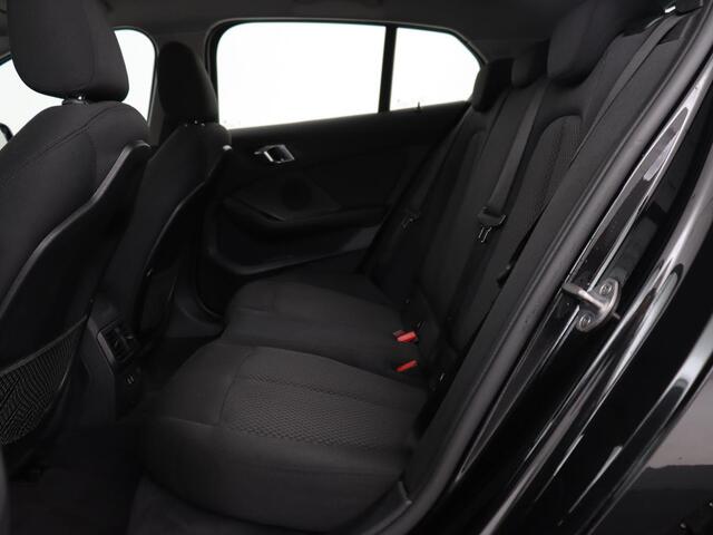 BMW 1-SERIE 118i Executive Edition | Carplay | Live Cockpit | Navigatie | Full LED | Climate control | Parkeerhulp | Cruise control