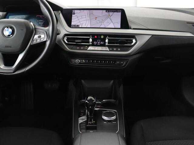 BMW 1-SERIE 118i Executive Edition | Carplay | Live Cockpit | Navigatie | Full LED | Climate control | Parkeerhulp | Cruise control