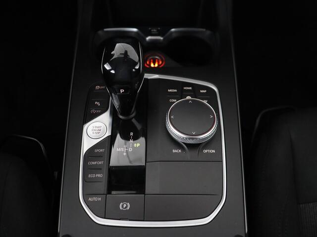 BMW 1-SERIE 118i Executive Edition | Carplay | Live Cockpit | Navigatie | Full LED | Climate control | Parkeerhulp | Cruise control