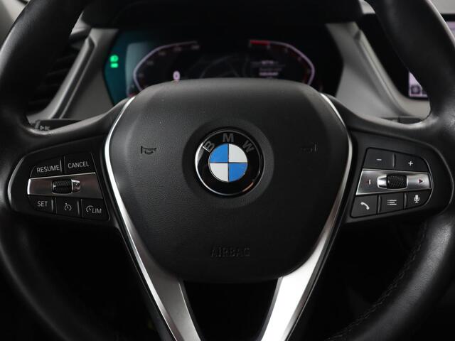 BMW 1-SERIE 118i Executive Edition | Carplay | Live Cockpit | Navigatie | Full LED | Climate control | Parkeerhulp | Cruise control