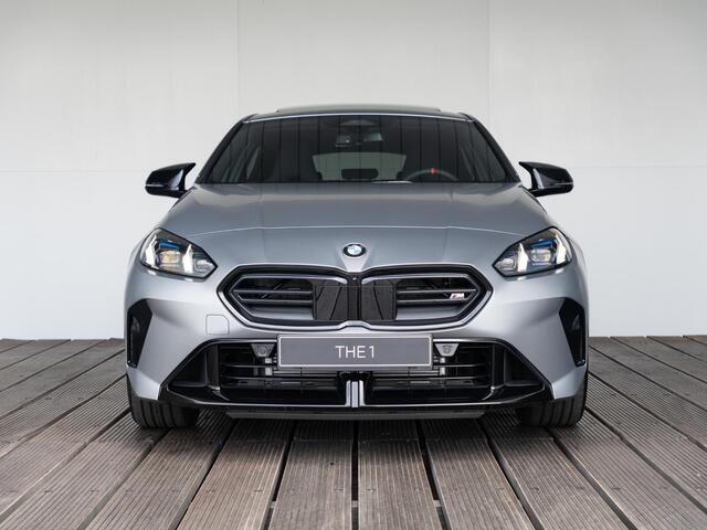 BMW 1-SERIE 5-deurs M135 xDrive | M Sportpakket Pro | Premium Pack | Nieuw