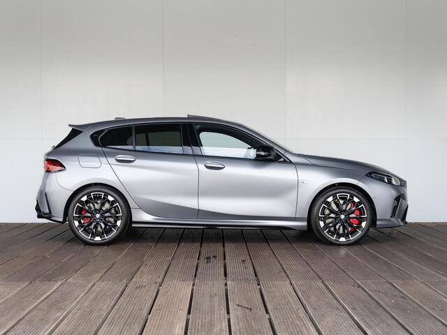 BMW 1-SERIE 5-deurs M135 xDrive | M Sportpakket Pro | Premium Pack | Nieuw
