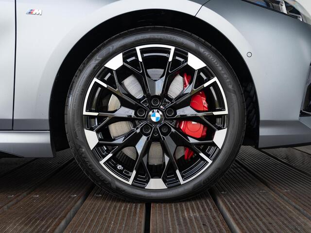 BMW 1-SERIE 5-deurs M135 xDrive | M Sportpakket Pro | Premium Pack | Nieuw