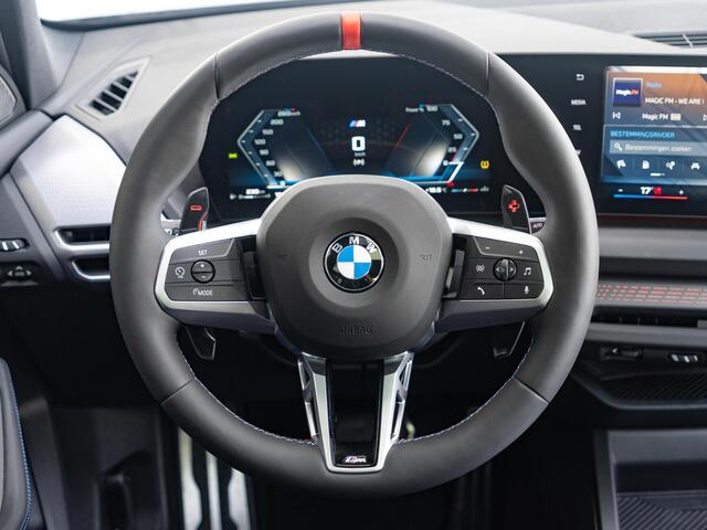 BMW 1-SERIE 5-deurs M135 xDrive | M Sportpakket Pro | Premium Pack | Nieuw