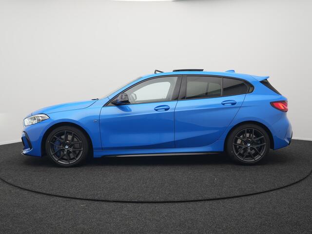 BMW 1-SERIE M135i xDrive High Executive Automaat 306pk Dealer O.H | M-Sport | Panodak | Head Up | Adaptive Cruise | Alcantara Competition Sportstoelen | Blis | Keyless | Apple Carplay | Virtual | Stuurverwarming | Navigatie | DAB |