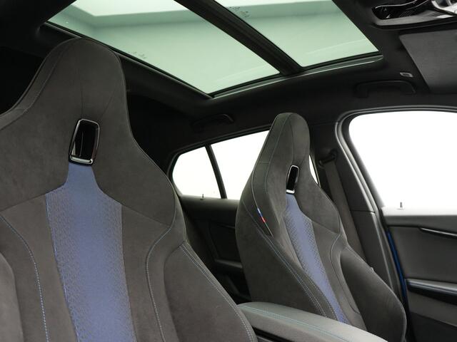 BMW 1-SERIE M135i xDrive High Executive Automaat 306pk Dealer O.H | M-Sport | Panodak | Head Up | Adaptive Cruise | Alcantara Competition Sportstoelen | Blis | Keyless | Apple Carplay | Virtual | Stuurverwarming | Navigatie | DAB |