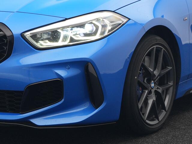 BMW 1-SERIE M135i xDrive High Executive Automaat 306pk Dealer O.H | M-Sport | Panodak | Head Up | Adaptive Cruise | Alcantara Competition Sportstoelen | Blis | Keyless | Apple Carplay | Virtual | Stuurverwarming | Navigatie | DAB |