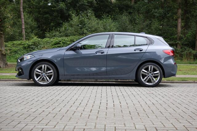 BMW 1-SERIE 116i Sportline | AUT | LED | Cruise | Sportstoelen | Half leder | Stoelverwarming | PDC voor en achter | DAB Radio | etc.
