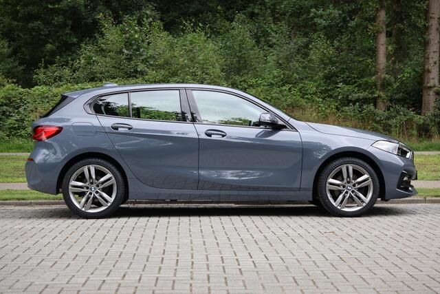 BMW 1-SERIE 116i Sportline | AUT | LED | Cruise | Sportstoelen | Half leder | Stoelverwarming | PDC voor en achter | DAB Radio | etc.