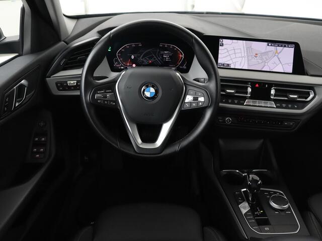 BMW 1-SERIE 120i Business Edition | Stoelverwarming | Sportstoelen | Carplay | Live Cockpit | Navigatie | Climate control | Parkeerhulp | Cruise control