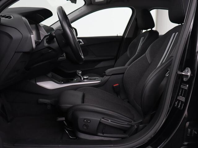 BMW 1-SERIE 120i Business Edition | Stoelverwarming | Sportstoelen | Carplay | Live Cockpit | Navigatie | Climate control | Parkeerhulp | Cruise control