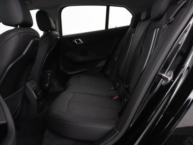 BMW 1-SERIE 120i Business Edition | Stoelverwarming | Sportstoelen | Carplay | Live Cockpit | Navigatie | Climate control | Parkeerhulp | Cruise control