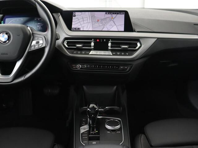 BMW 1-SERIE 120i Business Edition | Stoelverwarming | Sportstoelen | Carplay | Live Cockpit | Navigatie | Climate control | Parkeerhulp | Cruise control