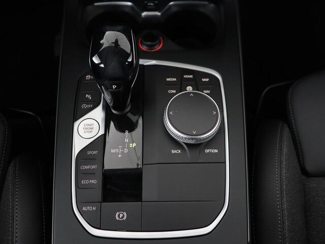 BMW 1-SERIE 120i Business Edition | Stoelverwarming | Sportstoelen | Carplay | Live Cockpit | Navigatie | Climate control | Parkeerhulp | Cruise control