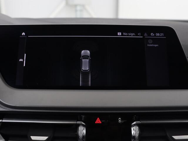 BMW 1-SERIE 120i Business Edition | Stoelverwarming | Sportstoelen | Carplay | Live Cockpit | Navigatie | Climate control | Parkeerhulp | Cruise control
