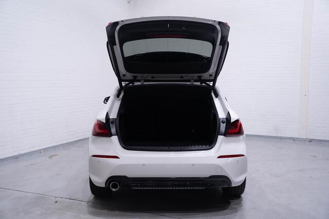 BMW 1-SERIE 118i Introduction Edition pano-dak PDC v+a elektrisch achterklep spiegelpakket sportline comfortpack parkingassist travelpack