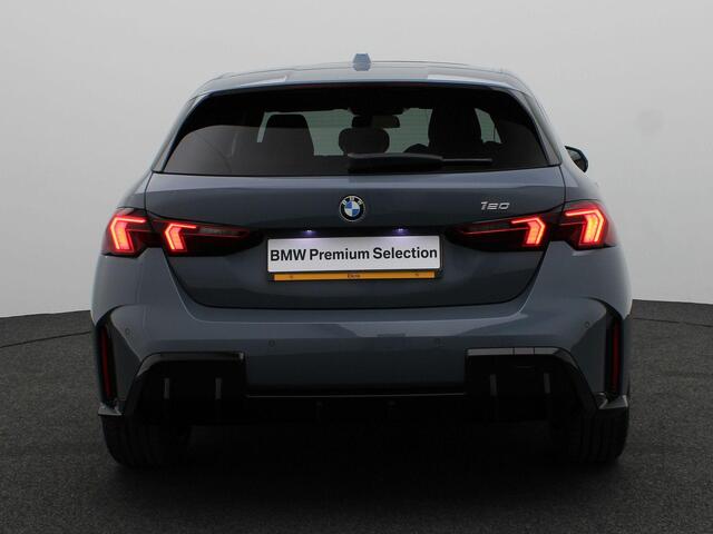 BMW 1-SERIE 120 M Sport Design Edition | Glazen Panoramadak | Driving Assistant Plus | Head-Up Display | Head-Up Display | 18"
