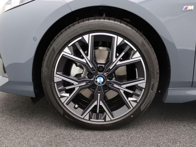 BMW 1-SERIE 120 M Sport Design Edition | Glazen Panoramadak | Driving Assistant Plus | Head-Up Display | Head-Up Display | 18"