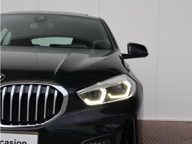 BMW 1-SERIE 118i Executive Edition M-Sportpakket/ Head-Up/ HiFi/ Cruise Control/ panoramadak/ Achteruitrijcamera/M sportstoelen/ 18" LMV